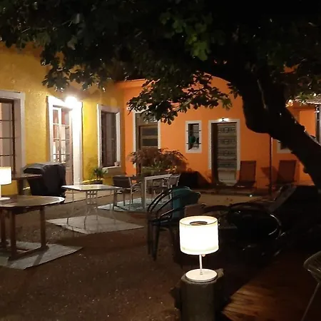 Le 9 De Cour, Caouette Bed & Breakfast *