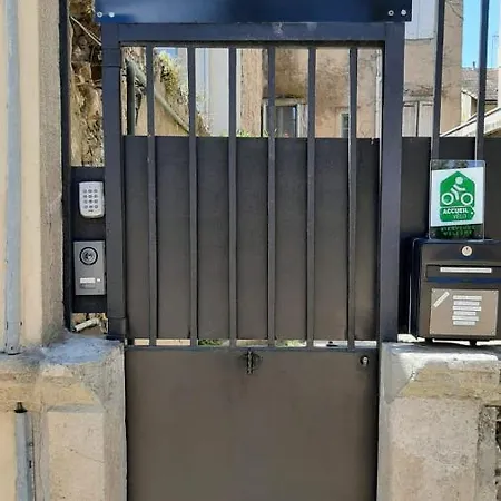 Le 9 De Cour, Caouette 3*