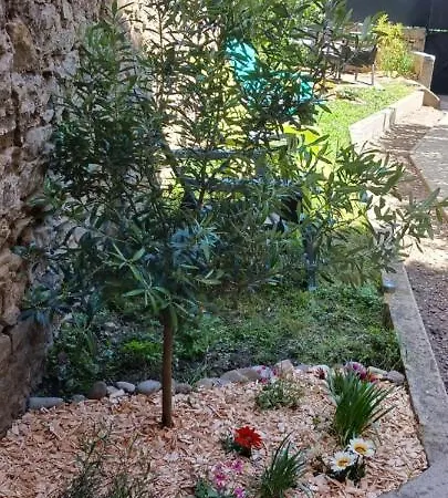 Le 9 De Cour, Caouette Carcassonne